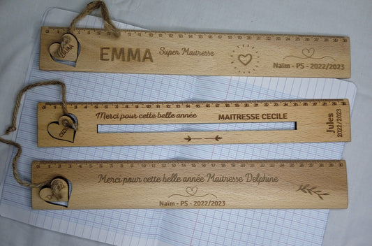Règle en bois personnalisée avec 3 choix de gravure - Pour un souvenir unique ,destiner au maitresse et maitre d'école